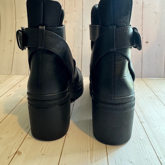 MICHAEL KORS - Corey Leather Cutout Ankle Boot - Picture 10 of 13